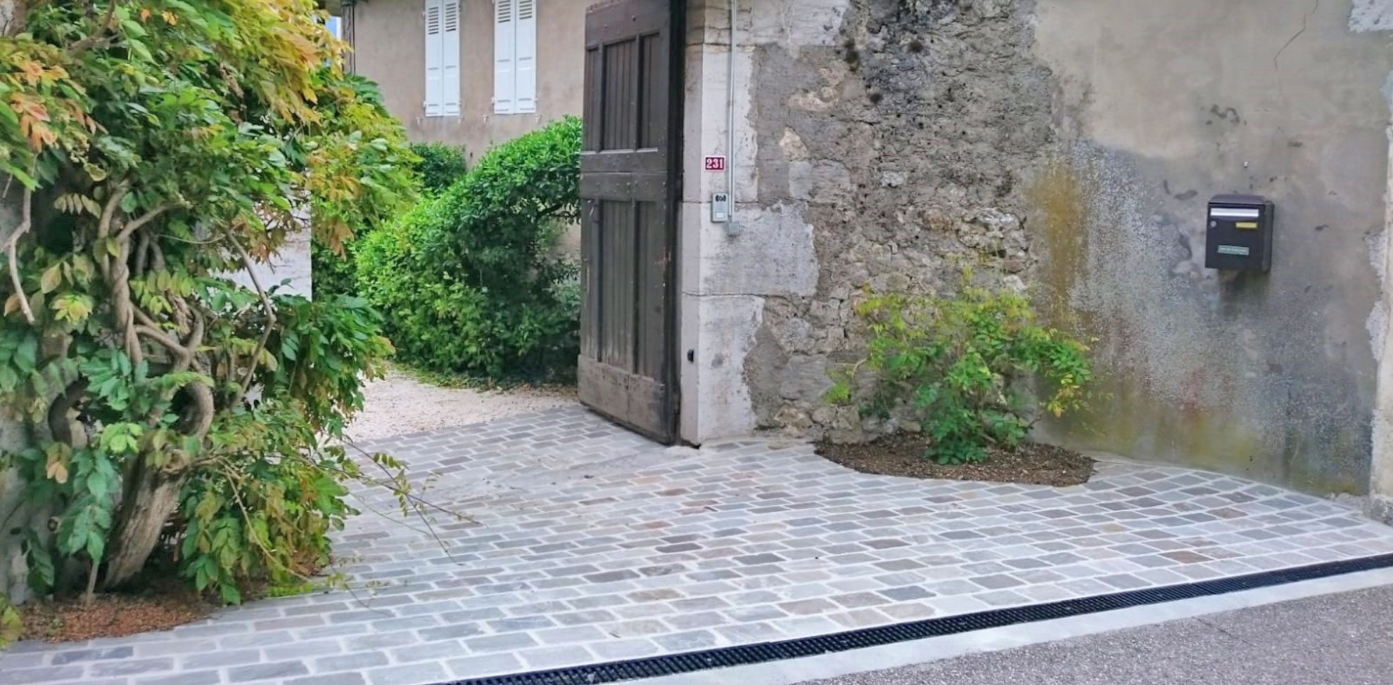 Pose de pavés dans une cour par paysagiste en Savoie