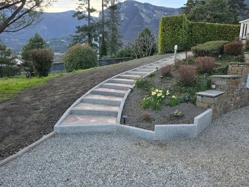 Création d'un escalier en courbe avec bordures granit à Saint-Pierre d'Albigny, Chambéry, ANTHONY FONTAINE PAYSAGISTE