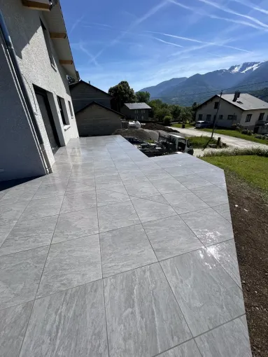 Habillage de terrasse en grès cérame à la Chapelle Blanche, Chambéry, ANTHONY FONTAINE PAYSAGISTE