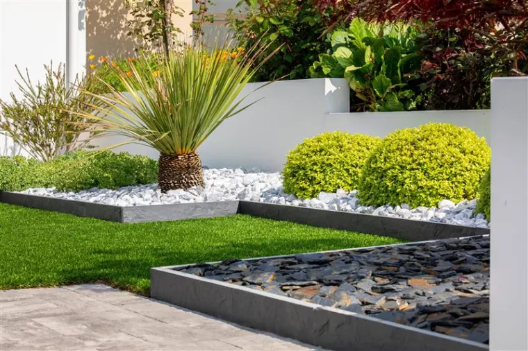 Créer un massif rocheux naturel : équilibre entre minéral et végétal, Chambéry, ANTHONY FONTAINE PAYSAGISTE