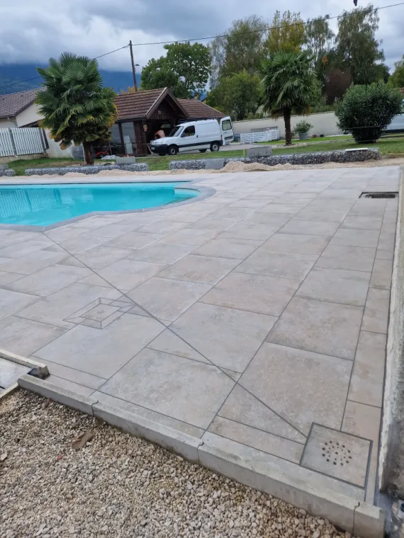 Construction d'une terrasse en carrelage antidérapant , Chambéry, ANTHONY FONTAINE PAYSAGISTE