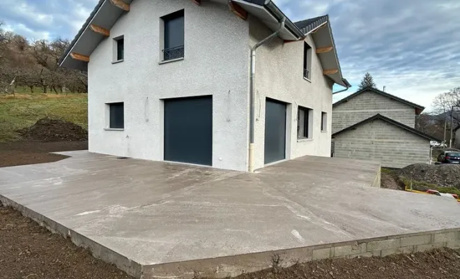 Une dalle béton pour une terrasse à la chapelle blanche, Chambéry, ANTHONY FONTAINE PAYSAGISTE