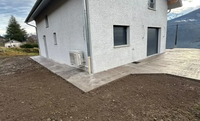 Une dalle béton pour une terrasse à la chapelle blanche, Chambéry, ANTHONY FONTAINE PAYSAGISTE