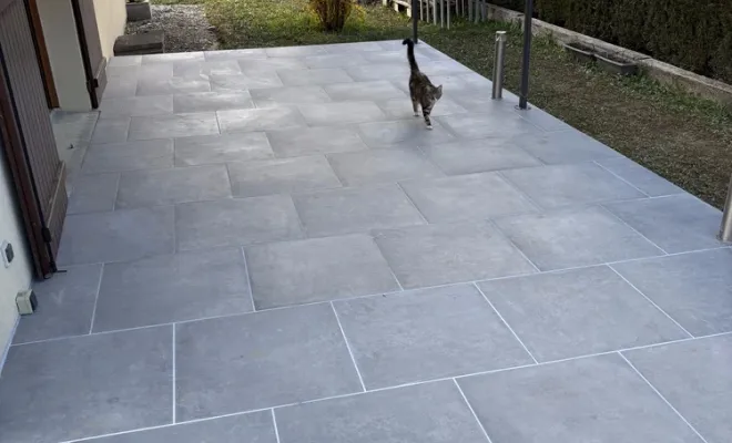 Réalisation d'une terrasse en carrelage grès cérame à Saint-Pierre d'Albigny, Chambéry, ANTHONY FONTAINE PAYSAGISTE
