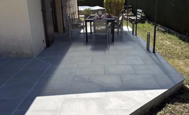 Réalisation d'une terrasse en carrelage grès cérame à Saint-Pierre d'Albigny, Chambéry, ANTHONY FONTAINE PAYSAGISTE