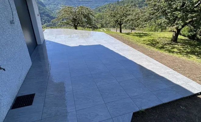 Habillage de terrasse en grès cérame à la Chapelle Blanche, Chambéry, ANTHONY FONTAINE PAYSAGISTE
