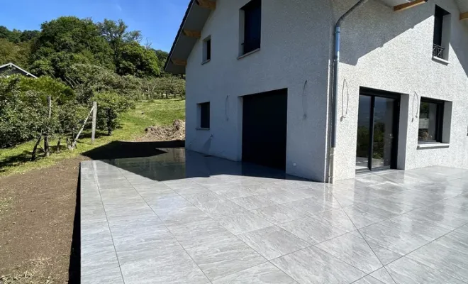 Habillage de terrasse en grès cérame à la Chapelle Blanche, Chambéry, ANTHONY FONTAINE PAYSAGISTE