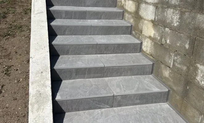 Habillage de terrasse en grès cérame à la Chapelle Blanche, Chambéry, ANTHONY FONTAINE PAYSAGISTE