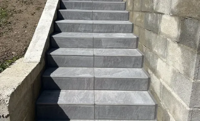 Habillage de terrasse en grès cérame à la Chapelle Blanche, Chambéry, ANTHONY FONTAINE PAYSAGISTE