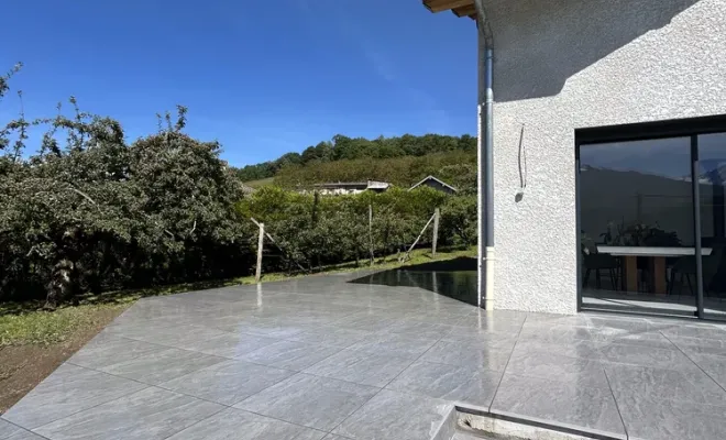 Habillage de terrasse en grès cérame à la Chapelle Blanche, Chambéry, ANTHONY FONTAINE PAYSAGISTE