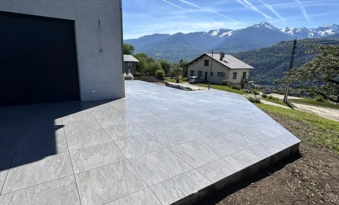 Habillage de terrasse en grès cérame à la Chapelle Blanche, Chambéry, ANTHONY FONTAINE PAYSAGISTE