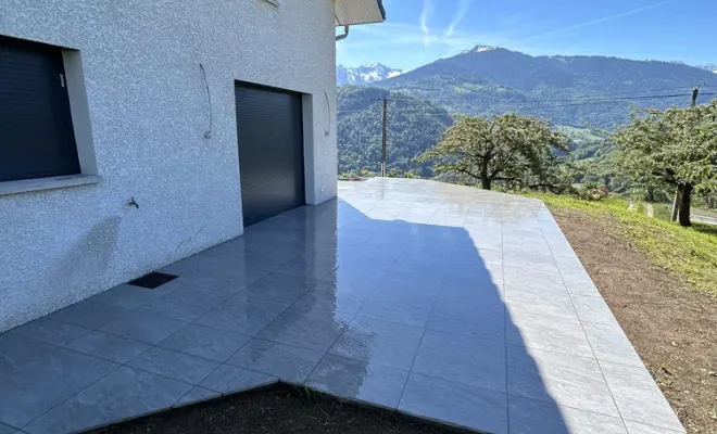 Habillage de terrasse en grès cérame à la Chapelle Blanche, Chambéry, ANTHONY FONTAINE PAYSAGISTE