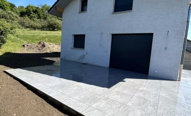 Habillage de terrasse en grès cérame à la Chapelle Blanche, Chambéry, ANTHONY FONTAINE PAYSAGISTE
