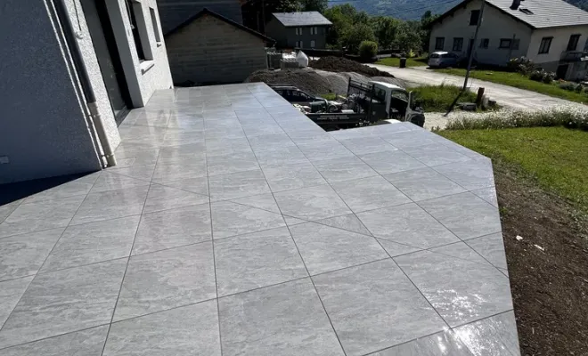 Habillage de terrasse en grès cérame à la Chapelle Blanche, Chambéry, ANTHONY FONTAINE PAYSAGISTE
