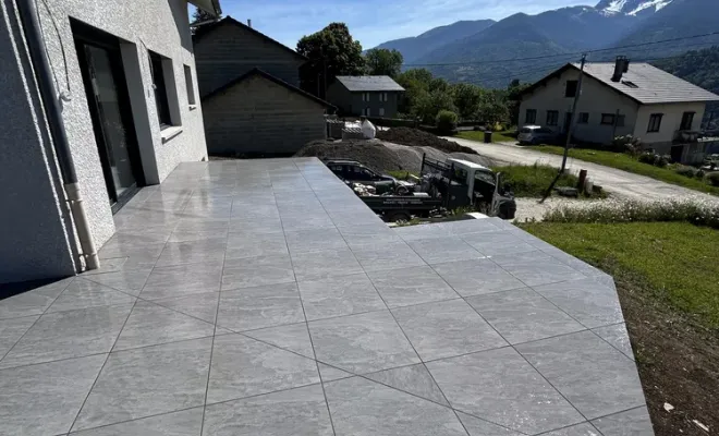 Habillage de terrasse en grès cérame à la Chapelle Blanche, Chambéry, ANTHONY FONTAINE PAYSAGISTE