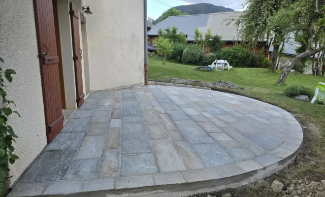 Terrasse en pierre de luserne naturelle mixte 